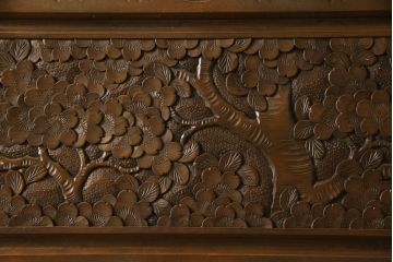 中古　美品　軽井沢彫り　凝った彫刻が美しく和室にも洋室にも合うのが嬉しい収納付きライティングビューロー(簿記机、ワークデスク、在宅用、在宅ワーク用、引き出し、サイドチェスト)(R-061426)