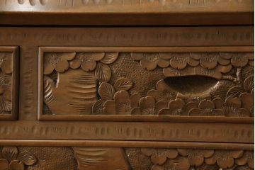 中古　美品　軽井沢彫り　凝った彫刻が美しく和室にも洋室にも合うのが嬉しい収納付きライティングビューロー(簿記机、ワークデスク、在宅用、在宅ワーク用、引き出し、サイドチェスト)(R-061426)