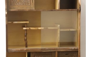 中古　美品　軽井沢彫り　生命力溢れるデザインが魅力的な飾り棚付き収納棚(キャビネット、食器棚、茶棚、戸棚、ディスプレイ棚、陳列棚)(R-061427)