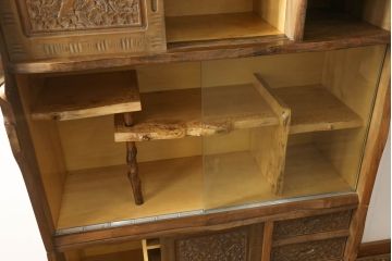 中古　美品　軽井沢彫り　生命力溢れるデザインが魅力的な飾り棚付き収納棚(キャビネット、食器棚、茶棚、戸棚、ディスプレイ棚、陳列棚)(R-061427)