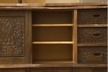 中古　美品　軽井沢彫り　生命力溢れるデザインが魅力的な飾り棚付き収納棚(キャビネット、食器棚、茶棚、戸棚、ディスプレイ棚、陳列棚)(R-061427)