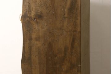 中古　美品　軽井沢彫り　生命力溢れるデザインが魅力的な飾り棚付き収納棚(キャビネット、食器棚、茶棚、戸棚、ディスプレイ棚、陳列棚)(R-061427)