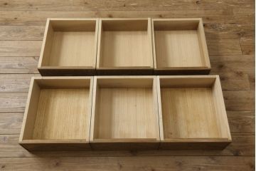中古　美品　軽井沢彫り　生命力溢れるデザインが魅力的な飾り棚付き収納棚(キャビネット、食器棚、茶棚、戸棚、ディスプレイ棚、陳列棚)(R-061427)