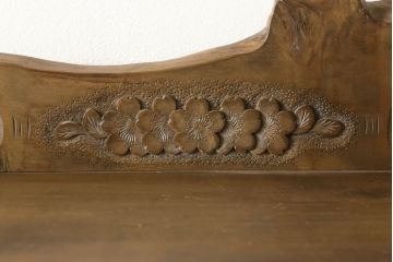 中古　美品　軽井沢彫り　生命力溢れるデザインが魅力的な飾り棚付き収納棚(キャビネット、食器棚、茶棚、戸棚、ディスプレイ棚、陳列棚)(R-061427)