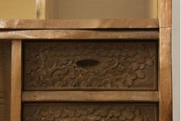 中古　美品　軽井沢彫り　生命力溢れるデザインが魅力的な飾り棚付き収納棚(キャビネット、食器棚、茶棚、戸棚、ディスプレイ棚、陳列棚)(R-061427)