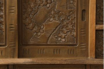 中古　美品　軽井沢彫り　生命力溢れるデザインが魅力的な飾り棚付き収納棚(キャビネット、食器棚、茶棚、戸棚、ディスプレイ棚、陳列棚)(R-061427)