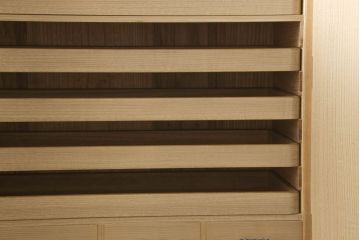 中古　梅の図柄の金具がかわいらしい加茂総桐箪笥(胴丸、総桐たんす、着物箪笥、衣装箪笥、和タンス、引き出し)(定価約160万円)(R-061431)