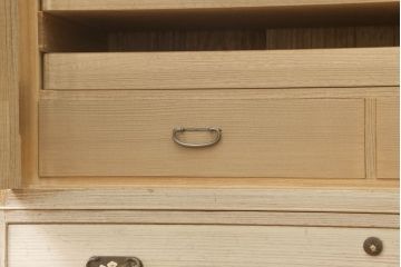 中古　梅の図柄の金具がかわいらしい加茂総桐箪笥(胴丸、総桐たんす、着物箪笥、衣装箪笥、和タンス、引き出し)(定価約160万円)(R-061431)