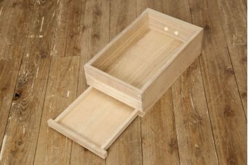 中古　梅の図柄の金具がかわいらしい加茂総桐箪笥(胴丸、総桐たんす、着物箪笥、衣装箪笥、和タンス、引き出し)(定価約160万円)(R-061431)