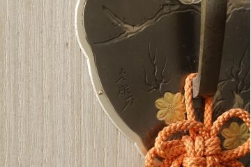 中古　梅の図柄の金具がかわいらしい加茂総桐箪笥(胴丸、総桐たんす、着物箪笥、衣装箪笥、和タンス、引き出し)(定価約160万円)(R-061431)
