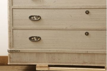 中古　梅の図柄の金具がかわいらしい加茂総桐箪笥(胴丸、総桐たんす、着物箪笥、衣装箪笥、和タンス、引き出し)(定価約160万円)(R-061431)