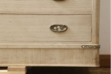 中古　梅の図柄の金具がかわいらしい加茂総桐箪笥(胴丸、総桐たんす、着物箪笥、衣装箪笥、和タンス、引き出し)(定価約160万円)(R-061431)