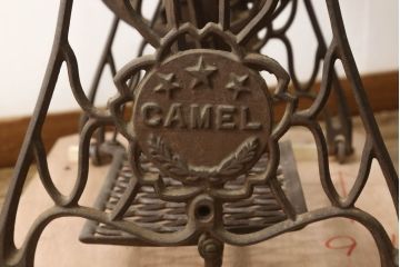 ジャンク品　和製アンティーク　激レア　キャメル(CAMEL)　ディスプレイとしてもおすすめの足踏みミシン(ミシンテーブル、ミシン台、工業用ミシン、サイドテーブル)(R-061434)