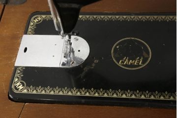 ジャンク品　和製アンティーク　激レア　キャメル(CAMEL)　ディスプレイとしてもおすすめの足踏みミシン(ミシンテーブル、ミシン台、工業用ミシン、サイドテーブル)(R-061434)