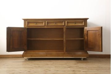 中古　美品　バロッサバレンティ(VARO,S.A. VALENTI)　クラシカルなデザインが魅力的なサイドボード(収納棚、戸棚、キャビネット)(定価約100万円)(R-061435)