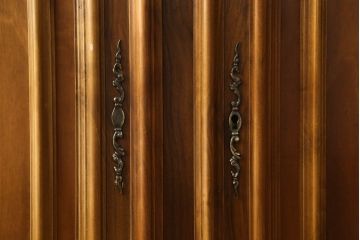 中古　美品　バロッサバレンティ(VARO,S.A. VALENTI)　クラシカルなデザインが魅力的なサイドボード(収納棚、戸棚、キャビネット)(定価約100万円)(R-061435)
