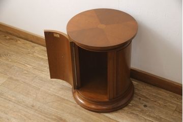 中古　美品　DREXEL HERITAGE(ドレクセルヘリテイジ)　Triune(トライユン)　クラシカルな佇まいと美しい杢目使いが目を惹くドラムテーブル(サイドテーブル、ラウンドテーブル、コーヒーテーブル、サイドキャビネット)(R-061441)