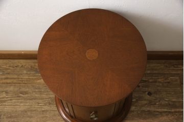 中古　美品　DREXEL HERITAGE(ドレクセルヘリテイジ)　Triune(トライユン)　クラシカルな佇まいと美しい杢目使いが目を惹くドラムテーブル(サイドテーブル、ラウンドテーブル、コーヒーテーブル、サイドキャビネット)(R-061441)