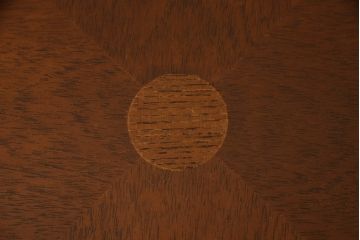 中古　美品　DREXEL HERITAGE(ドレクセルヘリテイジ)　Triune(トライユン)　クラシカルな佇まいと美しい杢目使いが目を惹くドラムテーブル(サイドテーブル、ラウンドテーブル、コーヒーテーブル、サイドキャビネット)(R-061441)