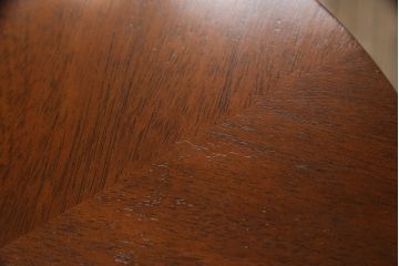 中古　美品　DREXEL HERITAGE(ドレクセルヘリテイジ)　Triune(トライユン)　クラシカルな佇まいと美しい杢目使いが目を惹くドラムテーブル(サイドテーブル、ラウンドテーブル、コーヒーテーブル、サイドキャビネット)(R-061441)