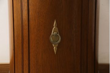 中古　美品　DREXEL HERITAGE(ドレクセルヘリテイジ)　Triune(トライユン)　クラシカルな佇まいと美しい杢目使いが目を惹くドラムテーブル(サイドテーブル、ラウンドテーブル、コーヒーテーブル、サイドキャビネット)(R-061441)