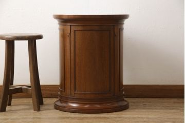 中古　美品　DREXEL HERITAGE(ドレクセルヘリテイジ)　Triune(トライユン)　クラシカルな佇まいと美しい杢目使いが目を惹くドラムテーブル(サイドテーブル、ラウンドテーブル、コーヒーテーブル、サイドキャビネット)(R-061441)