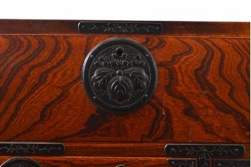 中古　美品　岩谷堂箪笥　波打つ様な杢目と重厚感ある金具が趣ある和箪笥(衣装箪笥、民芸箪笥、収納箪笥、整理箪笥、チェスト、引き出し)(R-061443)