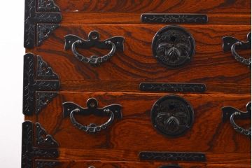 中古　美品　岩谷堂箪笥　波打つ様な杢目と重厚感ある金具が趣ある和箪笥(衣装箪笥、民芸箪笥、収納箪笥、整理箪笥、チェスト、引き出し)(R-061443)