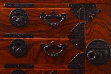 中古　美品　岩谷堂箪笥　波打つ様な杢目と重厚感ある金具が趣ある和箪笥(衣装箪笥、民芸箪笥、収納箪笥、整理箪笥、チェスト、引き出し)(R-061443)