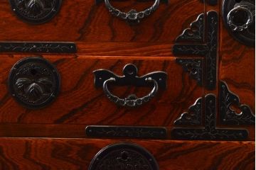 中古　美品　岩谷堂箪笥　波打つ様な杢目と重厚感ある金具が趣ある和箪笥(衣装箪笥、民芸箪笥、収納箪笥、整理箪笥、チェスト、引き出し)(R-061443)