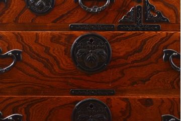 中古　美品　岩谷堂箪笥　波打つ様な杢目と重厚感ある金具が趣ある和箪笥(衣装箪笥、民芸箪笥、収納箪笥、整理箪笥、チェスト、引き出し)(R-061443)