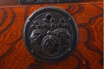 中古　美品　岩谷堂箪笥　波打つ様な杢目と重厚感ある金具が趣ある和箪笥(衣装箪笥、民芸箪笥、収納箪笥、整理箪笥、チェスト、引き出し)(R-061443)