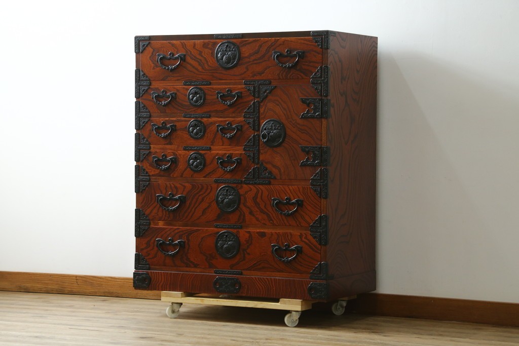中古　美品　岩谷堂箪笥　波打つ様な杢目と重厚感ある金具が趣ある和箪笥　(R-061443)