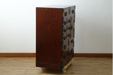 中古　美品　岩谷堂箪笥　波打つ様な杢目と重厚感ある金具が趣ある和箪笥　(R-061443)