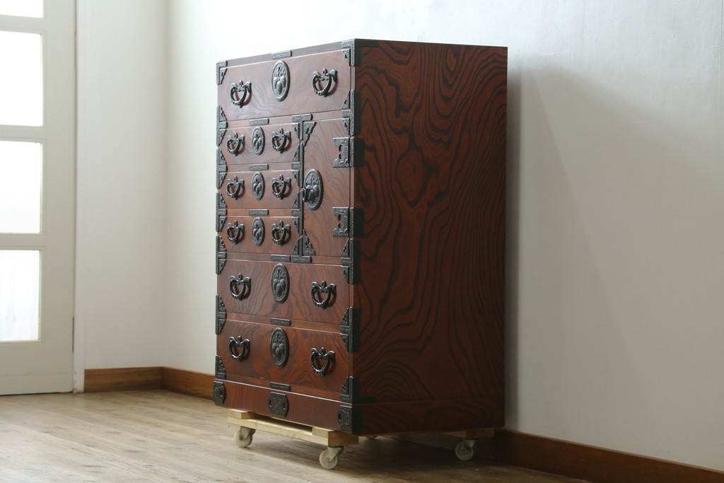 中古　美品　岩谷堂箪笥　波打つ様な杢目と重厚感ある金具が趣ある和箪笥　(R-061443)