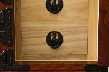 中古　美品　岩谷堂箪笥　波打つ様な杢目と重厚感ある金具が趣ある和箪笥　(R-061443)