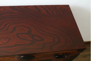中古　美品　岩谷堂箪笥　波打つ様な杢目と重厚感ある金具が趣ある和箪笥　(R-061443)