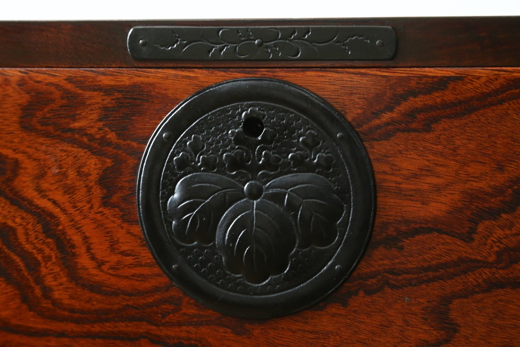 中古　美品　岩谷堂箪笥　波打つ様な杢目と重厚感ある金具が趣ある和箪笥　(R-061443)