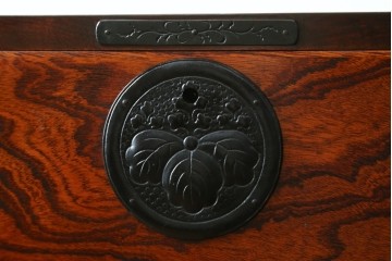 中古　美品　岩谷堂箪笥　波打つ様な杢目と重厚感ある金具が趣ある和箪笥　(R-061443)