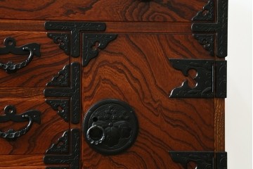中古　美品　岩谷堂箪笥　波打つ様な杢目と重厚感ある金具が趣ある和箪笥　(R-061443)
