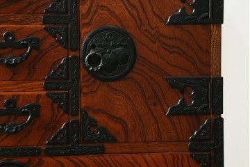 中古　美品　岩谷堂箪笥　波打つ様な杢目と重厚感ある金具が趣ある和箪笥　(R-061443)