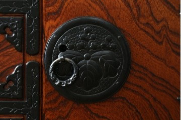 中古　美品　岩谷堂箪笥　波打つ様な杢目と重厚感ある金具が趣ある和箪笥　(R-061443)
