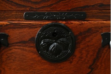 中古　美品　岩谷堂箪笥　波打つ様な杢目と重厚感ある金具が趣ある和箪笥　(R-061443)