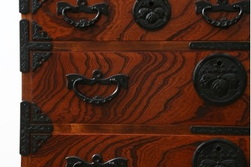 中古　美品　岩谷堂箪笥　波打つ様な杢目と重厚感ある金具が趣ある和箪笥　(R-061443)