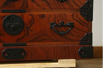 中古　美品　岩谷堂箪笥　波打つ様な杢目と重厚感ある金具が趣ある和箪笥　(R-061443)