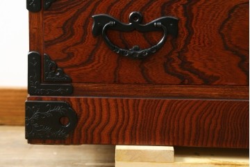 中古　美品　岩谷堂箪笥　波打つ様な杢目と重厚感ある金具が趣ある和箪笥　(R-061443)