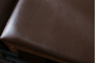 中古　デセデ(de Sede)　DS-13　ブラウン色　本革　シンプルモダンなフォルムが格好良い1人掛けレザーソファ(アームチェア、一人掛けソファ)(定価約60万円)(R-061444)