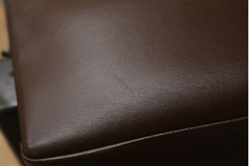 中古　デセデ(de Sede)　DS-13　ブラウン色　本革　シンプルモダンなフォルムが格好良い1人掛けレザーソファ(アームチェア、一人掛けソファ)(定価約60万円)(R-061444)