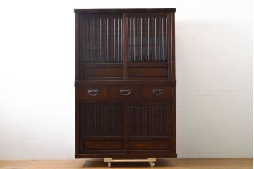 中古　民芸家具　展示未使用品　タモ材　上質な和の空間づくりに取り入れたいシックな水屋箪笥(収納棚、戸棚、食器棚、重ね戸棚、キャビネット)(R-061454)