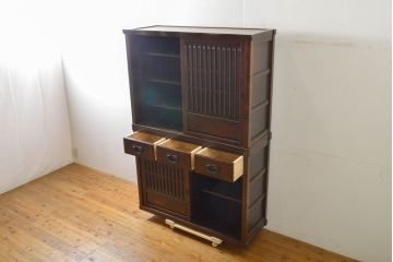 中古　民芸家具　展示未使用品　タモ材　上質な和の空間づくりに取り入れたいシックな水屋箪笥(収納棚、戸棚、食器棚、重ね戸棚、キャビネット)(R-061454)